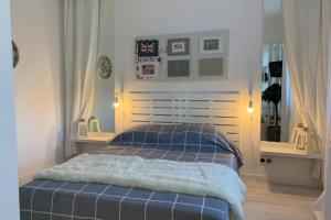 A bed or beds in a room at Gare - Les Champs - 1 SDB privative - parking gratuit