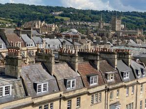 Pemandangan umum bagi Bath atau pemandangan bandar yang diambil dari apartmen