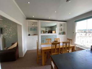 a kitchen and dining room with a table and chairs at Bath Roof Terrace Apartment, City Centre, Sleeps up to 8 in Bath