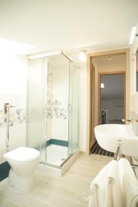 La salle de bains est pourvue d'une baignoire, de toilettes et d'un lavabo. dans l'établissement Appartamento Sweet Rose, à Ispica