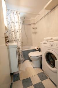 La salle de bains est pourvue de toilettes et d'un lave-linge. dans l'établissement Aegean studio by the sea II, à Peraia