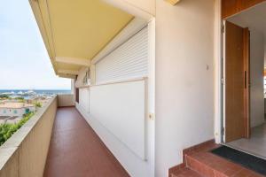 Un balcon sau o terasă la BNB RENTING spacious 2 bedroom apartment in Antibes center with a parking