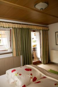 Un dormitorio con una cama con flores. en Haus Niederegger, en Finkenberg