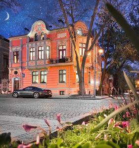 un edificio con un'auto parcheggiata di fronte di My Guest Rooms a Plovdiv