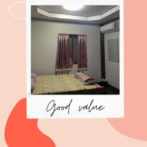 Una foto de un dormitorio con una cama en una habitación en I love you 777 ไอเลิฟยู หัวสนามบิน Pet Friendly Airport Resort, en Ubon Ratchathani