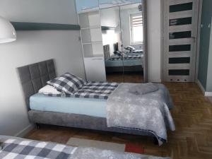 グディニャにあるNad Rustikąのベッドルーム(ベッド1台、鏡付)