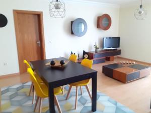 TV a/nebo společenská místnost v ubytování Apartamento Alfarrobeira Mar