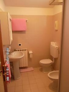 Koupelna v ubytování Hotel Residence La Rosa + 36 fotografií