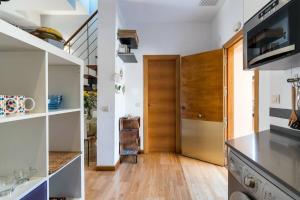 Kuchyň nebo kuchyňský kout v ubytování Apartamento Deluxe Terrace. Alameda