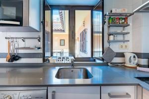 Kuchyň nebo kuchyňský kout v ubytování Apartamento Deluxe Terrace. Alameda