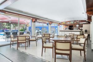 Un restaurante o sitio para comer en Hotel Torre Azul & Spa - Adults Only
