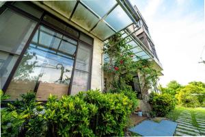 un edificio con plantas a su lado en My Sweetie B&B en Dongshan