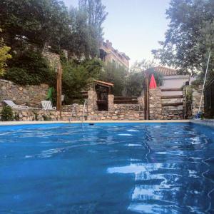 Bazén v ubytování Cortijo La Solana nebo v jeho okolí