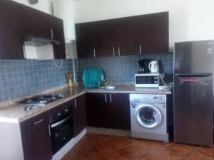 Η κουζίνα ή μικρή κουζίνα στο Résidence Tamuda Golf à Cabo Negro +46 φωτογραφίες