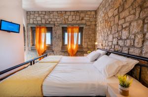 A bed or beds in a room at Villa CostaMare - enjoy lazy days on the private Pool-Jacuzzi Még 37 kép