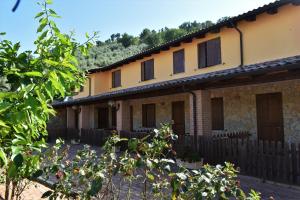uma casa com uma cerca em frente em Casale di Valle Fredda em Itri