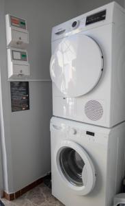 a washing machine and a dryer in a room at Pensión Casa do Gallo Sarria in Sarria