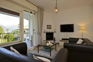 sala de estar con 2 sofás y TV en Casa Magnolia en Luino