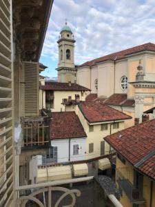 - Vistas a la ciudad y a la torre del reloj en A due passi dal Duomo 2 en Biella