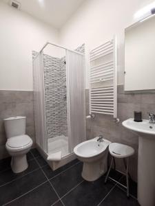 W łazience znajduje się toaleta, prysznic i umywalka. w obiekcie A&B Affittacamere a Boccadasse w Genui