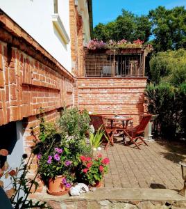 eine Terrasse mit einem Tisch und Blumen auf einem Gebäude in der Unterkunft Rügenurlaub 2 in Garftitz