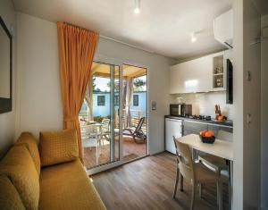 Kuchnia lub aneks kuchenny w obiekcie Victoria Mobilehome in Padova Premium Camping Resort