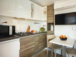 Kuchnia lub aneks kuchenny w obiekcie Victoria Mobilehome in Padova Premium Camping Resort