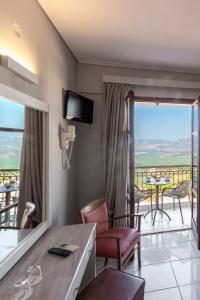 Habitación de hotel con vistas a un balcón en Fedriades Delphi Hotel, en Delfos