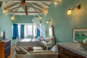 a bedroom with a bed and a couch in a room at Kornata Country House in Kornáta