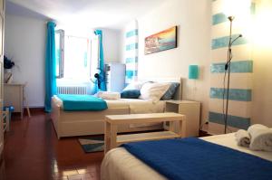 um pequeno quarto com duas camas e uma mesa em Giramondo em Rapallo