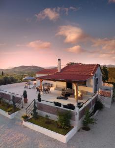 uma casa com um telhado vermelho e um pátio em KTIMA CONSTANTIN em Nafplio