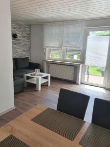 ein Wohnzimmer mit einem Sofa und einem Tisch in der Unterkunft Casa Künske in Halle Westfalen