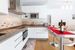 Kuchnia lub aneks kuchenny w obiekcie LUMINOSO APARTAMENTO en el centro de Cádiz