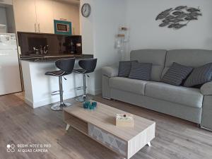 uma sala de estar com um sofá e uma mesa em Apartaments familiar cerca Port Aventura em Salou