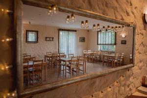 a mirror reflecting a dining room with tables and chairs at Dworek Dębina - Idealny dla Rodzin i Przyjaciół - Wspólna Sala do Biesiadowania , Plaża przyjazna Psom in Debina