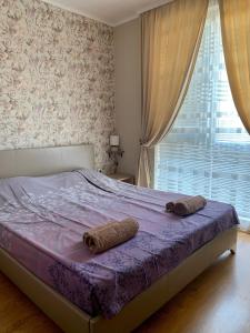 - une chambre avec un lit et 2 serviettes dans l'établissement Apartament Keti, à Nessebar