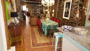 La Casa Del Nueve في خيرتي: غرفة طعام مع طاولة وكراسي حمراء