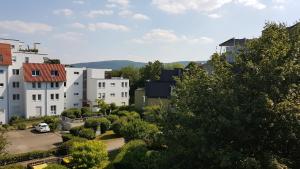 una vista aérea de una ciudad con edificios y árboles en ☆ Gemütliches Apartment in der Nähe von Stuttgart en Waiblingen