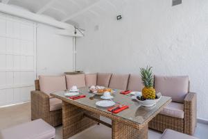 ein Esszimmer mit einem Tisch mit Ananas darauf in der Unterkunft YupiHome Holiday Home Can Cremat in Sa Pobla