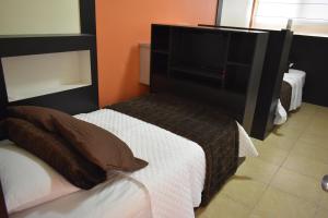 Postel nebo postele na pokoji v ubytování Hotel La Laguna Galapagos