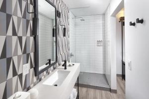 Ένα μπάνιο στο voco The Tuxon by IHG