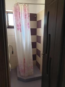 a bathroom with a shower with a pink shower curtain at Casa di Madi in 2 Mai +43 photos
