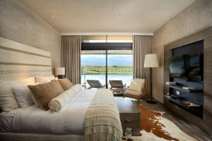 um quarto com uma cama grande e uma janela grande em The Vines Resort & Spa em Los Sauces