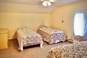 um quarto com duas camas e uma janela em Mountain Top Country Hideaway 48 Acres, Fire Pit! em Leonardsville