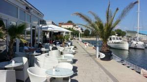 un restaurante con mesas y sillas junto al agua en Cazino4Love, en Constanţa