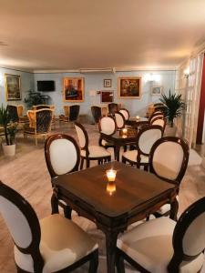 a living room with tables and chairs and a room with at Golf & Beach Hotel B&B in Milano Marittima