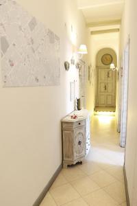 罗马Guest House Relais Indipendenza的走廊上设有桌子和墙上的绘画 更多37张照片