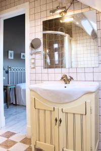 a bathroom with a sink and a mirror at Apartamentos Teixoeira in Artes