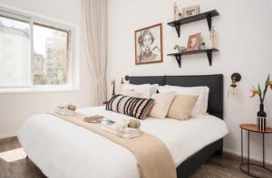 Postel nebo postele na pokoji v ubytování Ben Yehuda, 3 Lovely Flats in the same building