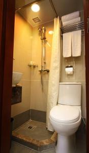 香港的住宿－汎達太子酒店，一间带卫生间和水槽的浴室